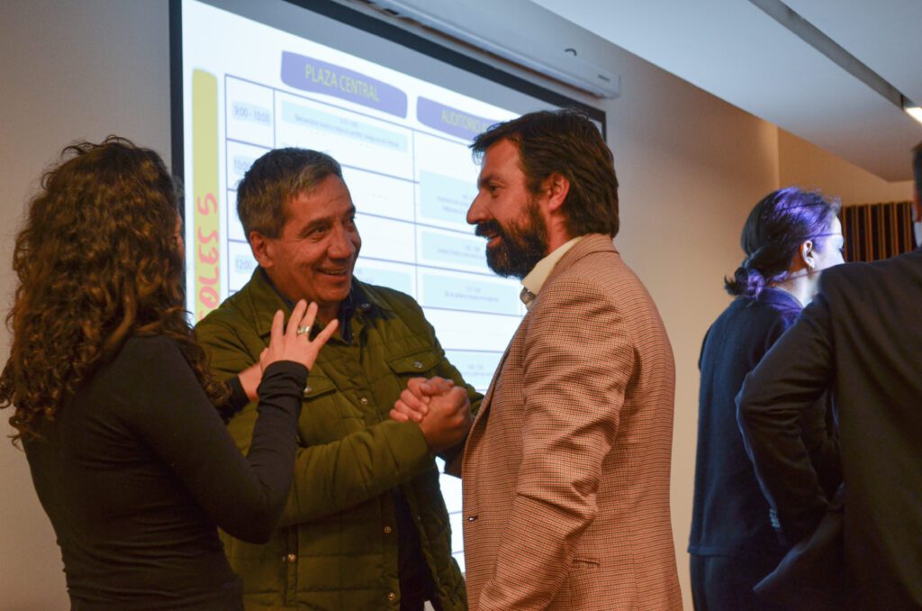 El alcalde Gonzalo Durán saluda y conversa con participantes del Festival Hola América