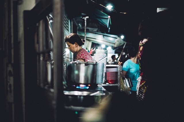 Mujer cocinando en la calle