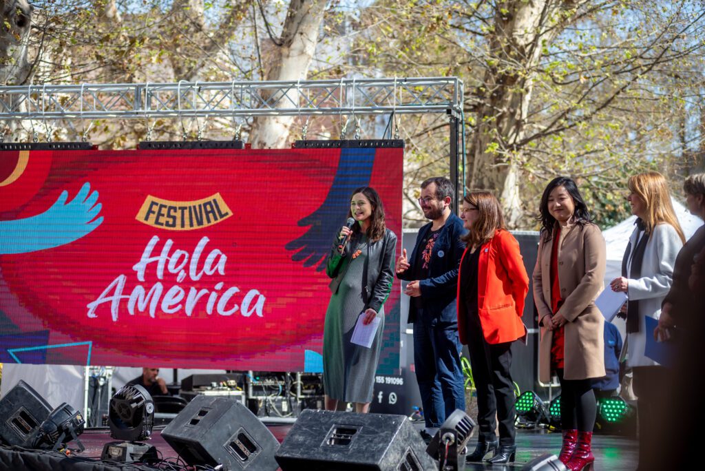 Speakers del Festival Hola América 2023 en el escenario