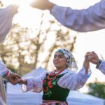 Mujeres presentando un baile tradicional en el Festival Hola América 2023